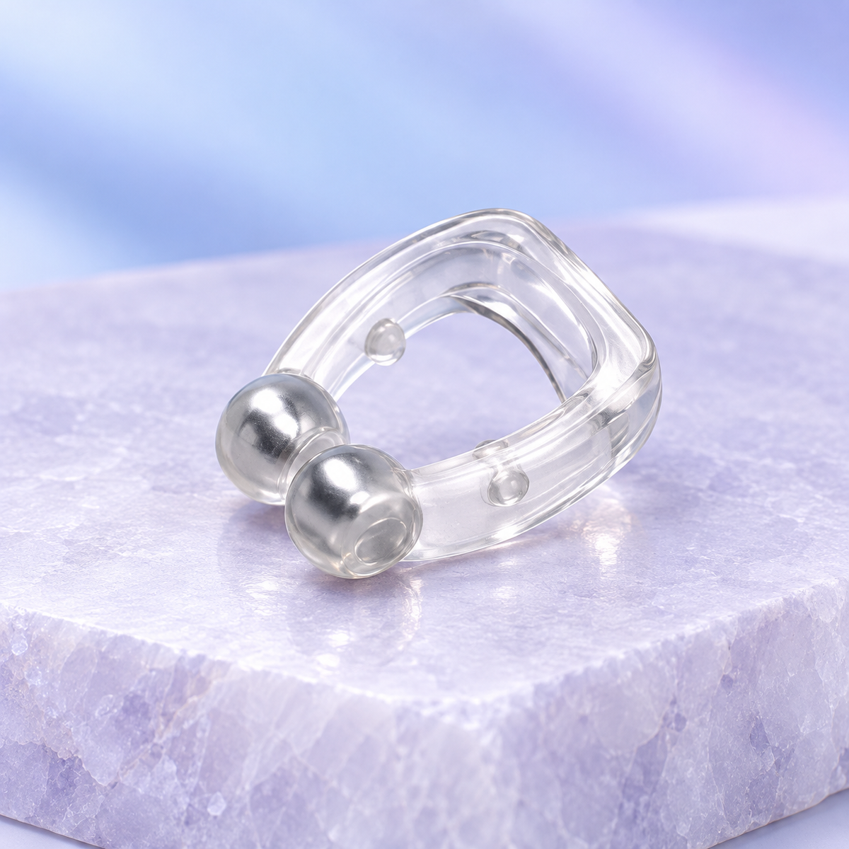 Clip nasal transparente de silicone flexível com duas pontas magnéticas em cenário lilás claro