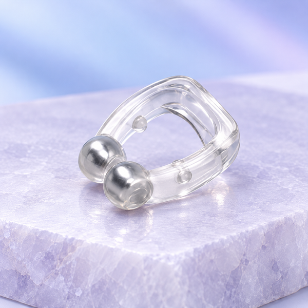 Clip nasal transparente de silicone flexível com duas pontas magnéticas em cenário lilás claro
