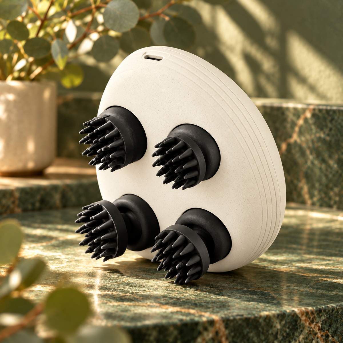Massageador capilar elétrico branco com quatro cabeças massageadoras