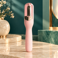 Aparador portátil rosa para cuidado das pontas dos cabelos em fundo verde elegante