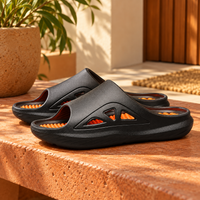 Chinelo slide preto de EVA com palmilha texturizada em cenário terracota