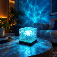 Projetor de ondas LED em cubo transparente sobre mesa em ambiente azul
