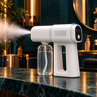 Vaporizador capilar portátil em banheiro moderno com fundo verde escuro e iluminação dourada