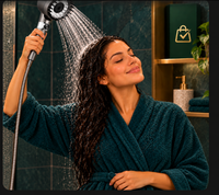 Mulher usando a ducha manual SeletoMarket, com uma mão na ducha e a outra apoiada na cintura