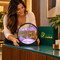 Mulher brasileira observando o quadro de areia em cenário de decoração com identidade SeletoMarket