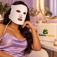 Mulher adulta usando máscara facial LED branca com embalagem SeletoMarket em ambiente lilás