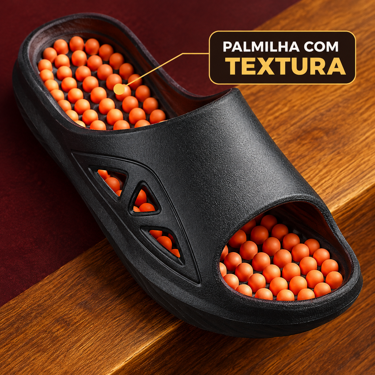 Detalhe da palmilha texturizada do chinelo slide preto