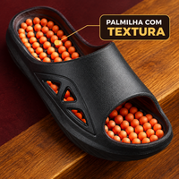 Detalhe da palmilha texturizada do chinelo slide preto