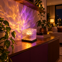 Projetor de ondas LED em sala decorada com iluminação violeta e âmbar