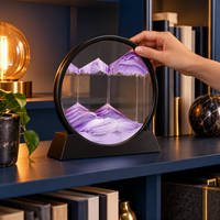 Quadro decorativo de areia roxa sobre mesa de escritório em ambiente azul