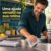 Pessoa usando pano esponja de malha na pia da cozinha