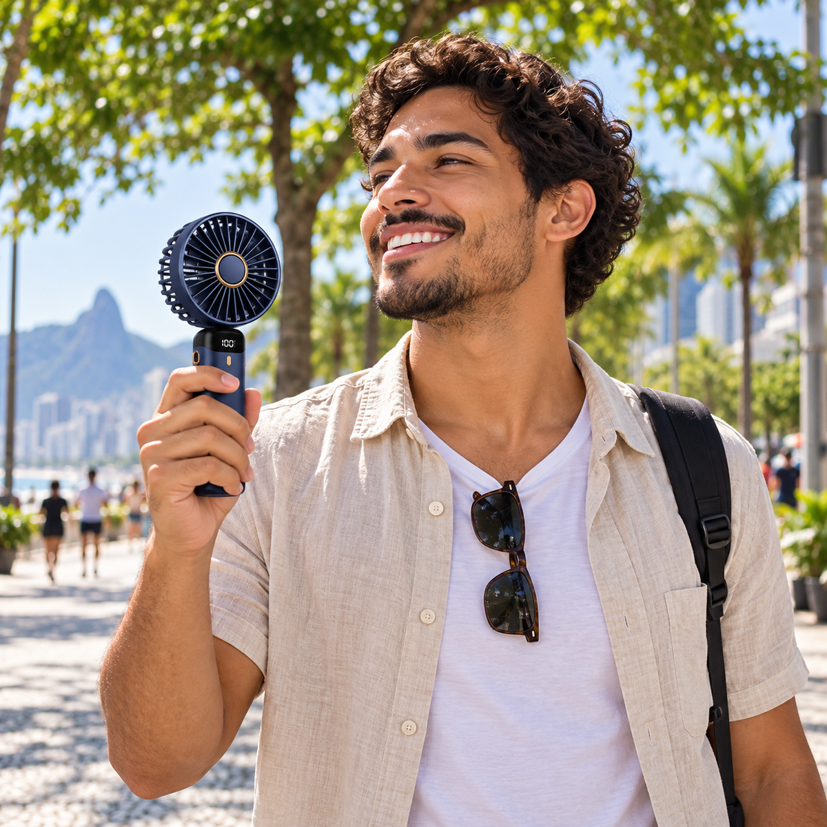Cliente usando mini ventilador portátil ao ar livre