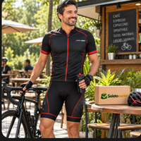 Ciclista usando bermuda acolchoada em pausa em um café, com a caixa SeletoMarket