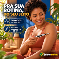 Mulher brasileira usando a caneta massageadora corporal em casa