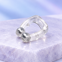 Clip nasal transparente de silicone flexível com duas pontas magnéticas em cenário lilás claro
