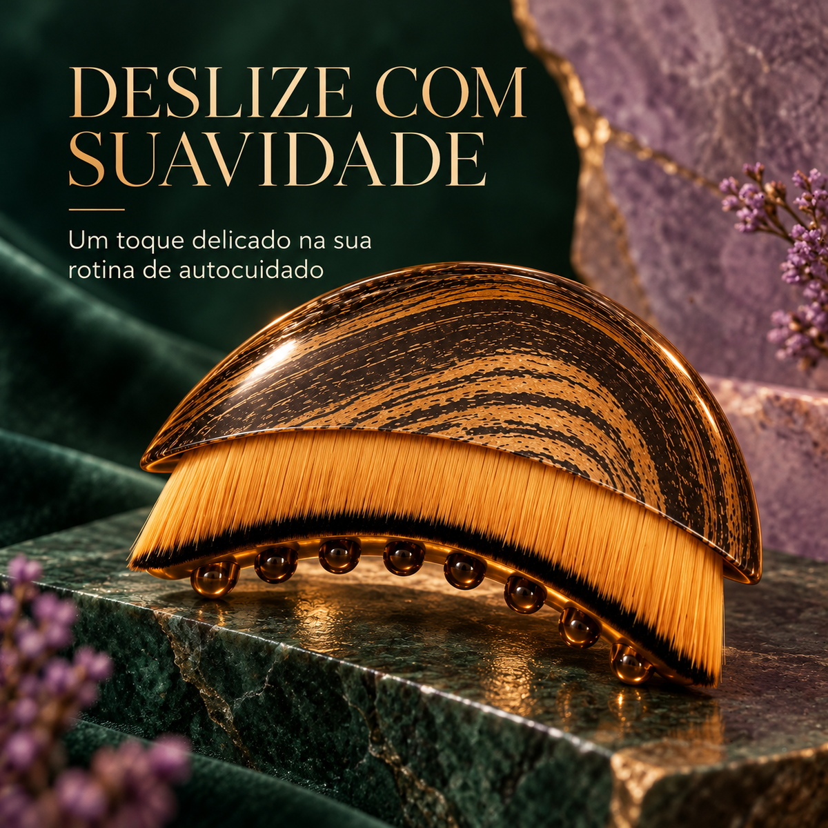 Escova facial de massagem com chamada sobre toque delicado