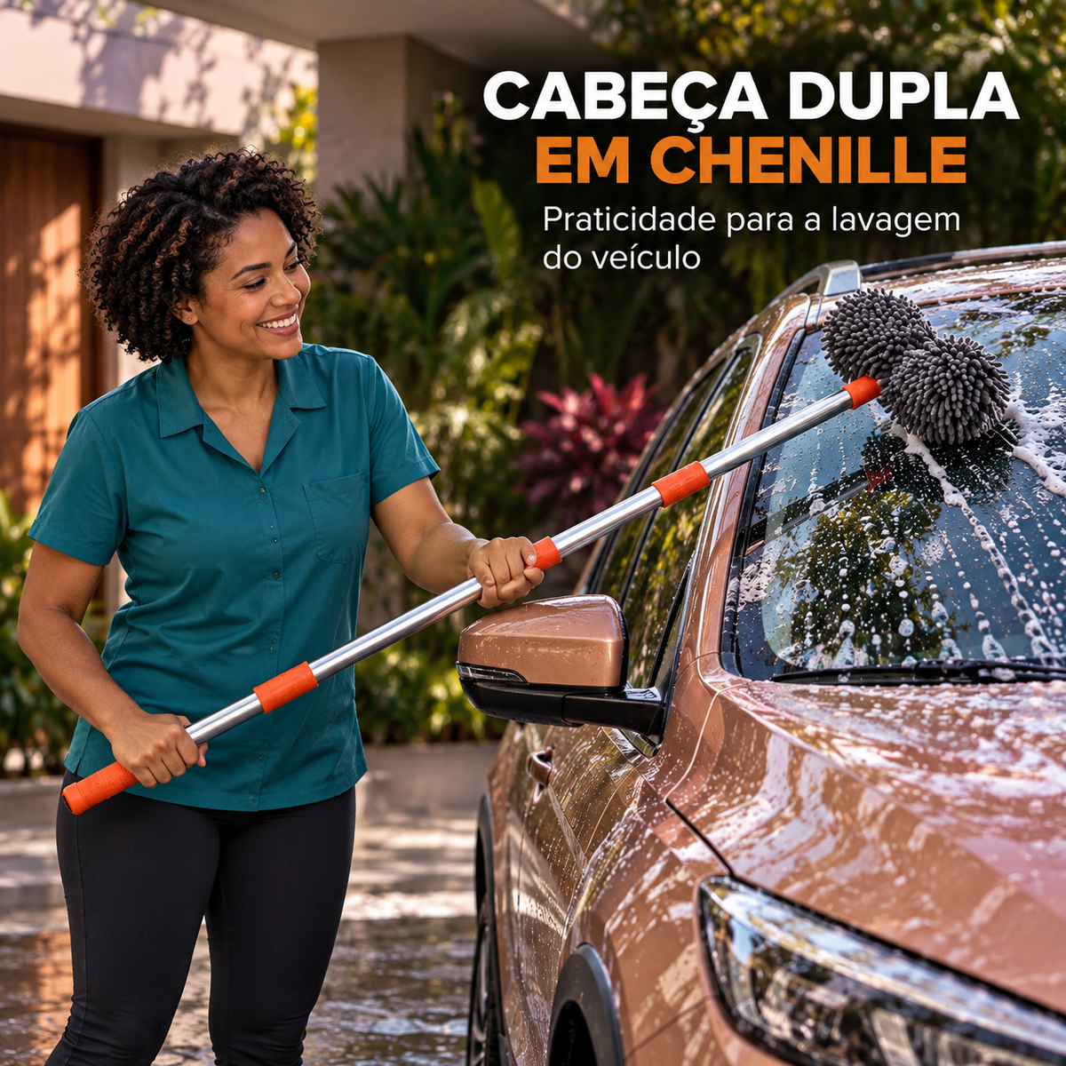 Mulher usando a escova dupla para lavar um carro