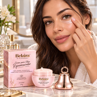 Mulher aplicando o creme para olhos Belaira com as pontas dos dedos