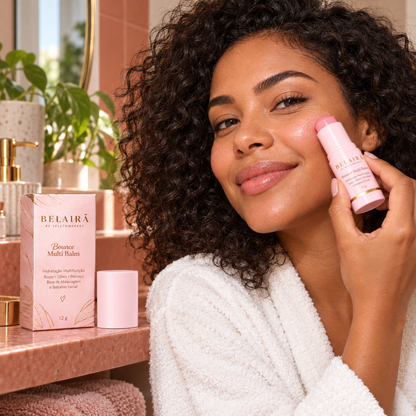 Mulher brasileira aplicando o bálsamo facial Belaira na rotina de skincare