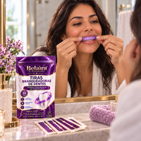 Mulher aplicando uma tira violeta sobre os dentes