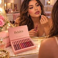 Mulher usando batom líquido matte Belaira