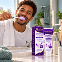 Homem brasileiro escovando os dentes com espuma roxa do dentifrício Belaira