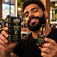 Homem brasileiro apresentando óleo para barba Barba Densa