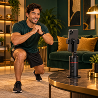 Criador gravando um vídeo com suporte automático para celular em uma sala