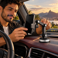 Demonstração do ajuste do suporte de celular em carro estacionado