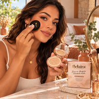 Mulher brasileira aplicando base cushion Belaira com o puff
