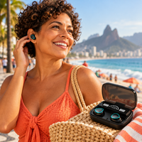Mulher usando fone sem fio em passeio