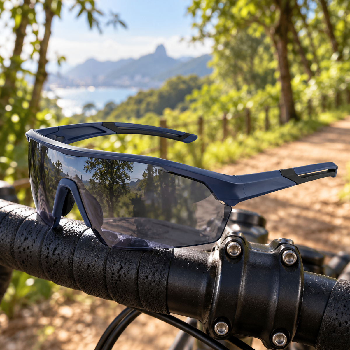 Óculos esportivos de ciclismo azul-marinho em detalhe