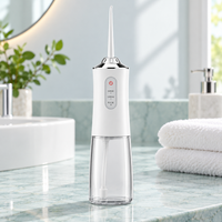 Irrigador oral portátil branco em bancada de banheiro aqua