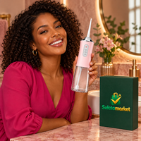 Mulher brasileira adulta com o irrigador oral rosa e a embalagem SeletoMarket