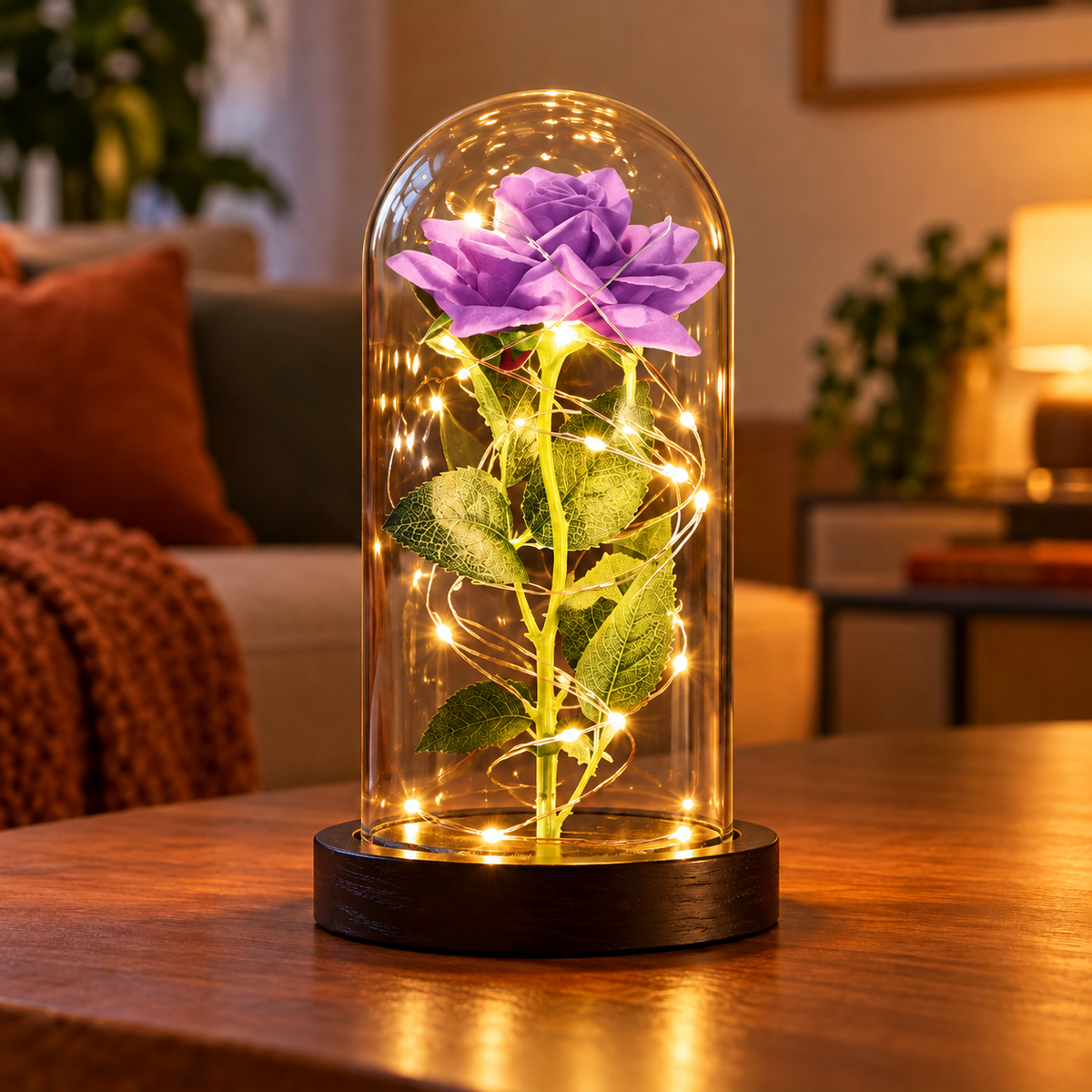 Luminária decorativa com Rosa lilás sob cúpula de vidro