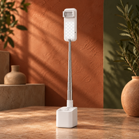 Tripé de luz LED branco para celular em cenário terracota e verde